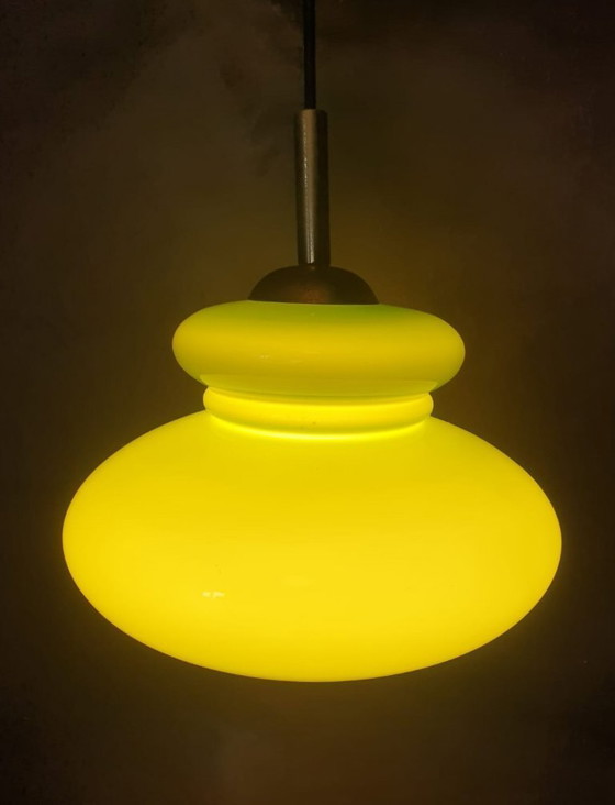 Image 1 of Lampe suspendue de l'ère spatiale / Mid Century d'un vert profond avec un abat-jour en verre opalin.