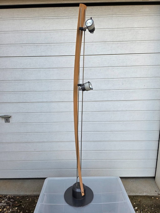 Lámpara de pie poco común con un diseño impactante de los años 70/80. Acabado en madera y metal.