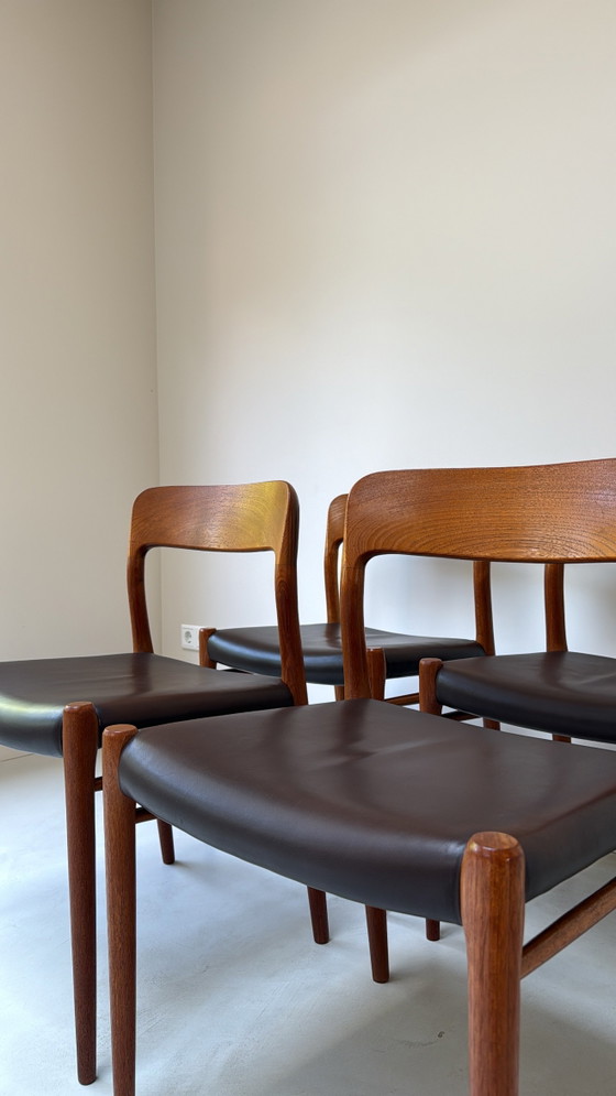 Image 1 of Vier Deense vintage teak houten design eetkamerstoelen Niels O. Møller