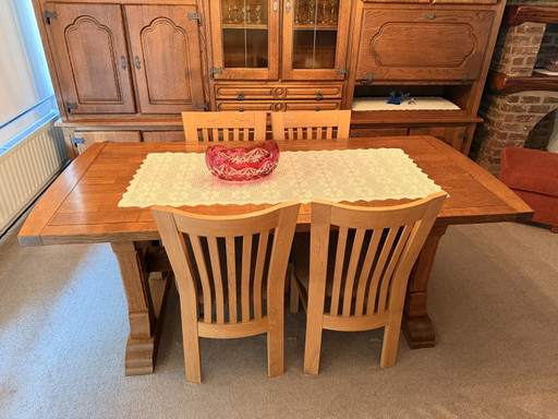 Beautiful dining table + 4 chairs