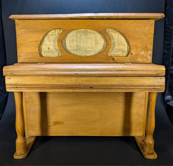 Antiguo piano de juguete de madera – Objetos decorativos, Metal, Textil (photo 2 of 6)