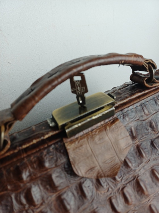 Borsa da Dottore Pelle Stampa Coccodrillo Marrone – Fred de la Bretoniere, Borse a mano, Leather, Metal (photo 8 of 11)