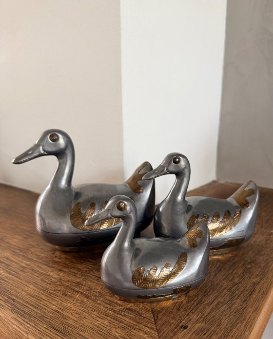 Image 1 of Tres preciosos patos de peltre de la década de 1970 procedentes de Hong Kong.