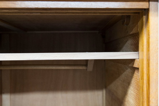 Image 1 of Kledingkast uit de jaren 50 met kompasvormige poten, schuifdeuren en een nieuw bovenblad.