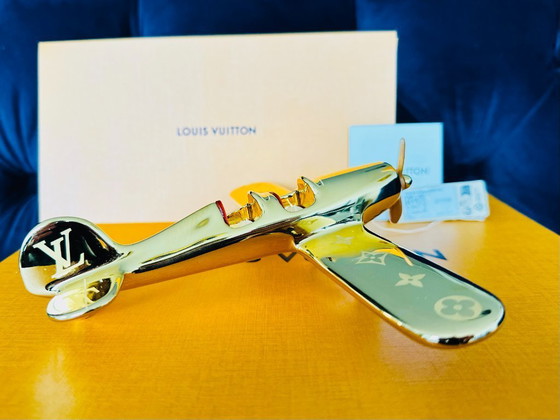 Image 1 of Deel gloednieuwe Louis Vuitton GI1158 vliegtuig presse-papier, vliegtuigsculptuur LV LV1854