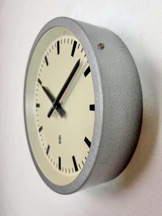 Image 1 of Graue industriell anmutende Wanduhr aus Ostdeutschland von GW, 1960er Jahre