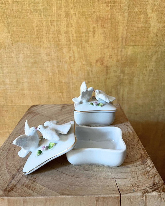 Image 1 of 2 boîtes à bijoux vintage en porcelaine, blanches et à motifs de colombes - France