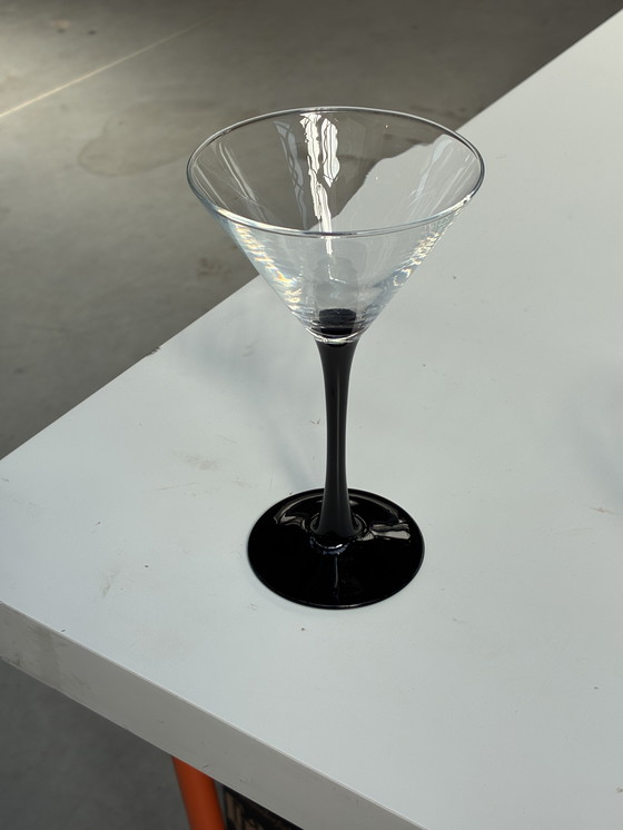 Image 1 of Satz Luminarc Cocktail- oder Martini-Gläser auf schwarzem Sockel