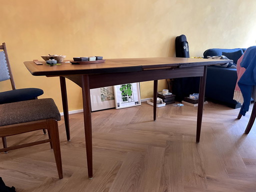 Table de salle à manger au design danois