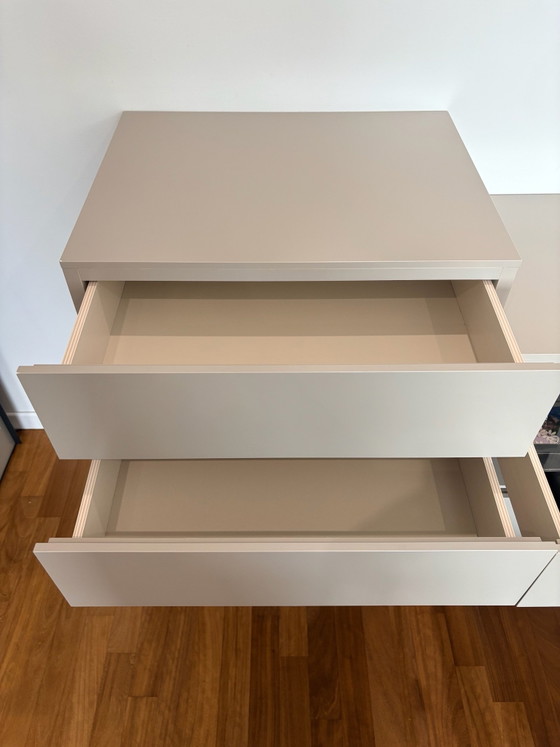 NOVAMOBILI – Siri Bett aus Leder + 2 Easy Nachttische + Easy System Kommode – Doppelbetten, Holz (photo 8 of 8)