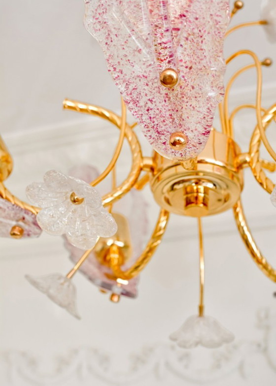 Image 1 of Lustre vintage en verre de Murano, plafonnier en verre rose à motif de feuilles et de fleurs, lustre italien en métal doré, anné
