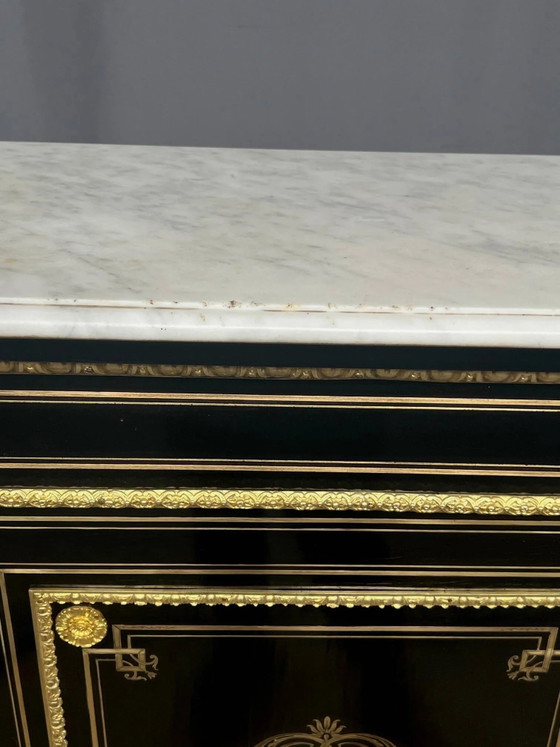 Cómoda de estilo Napoleón III, decorada con marquetería de latón y apliques de bronce dorado. – Bronze (photo 9 of 12)