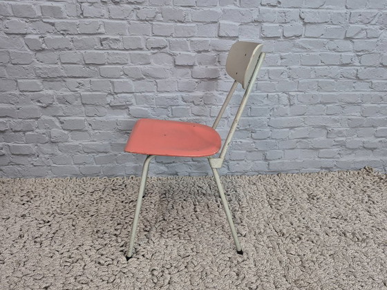 Image 1 of Sillas industriales de madera en tonos salmón-melocotón y gris suave, juego de dos – Países Bajos, década de 1950