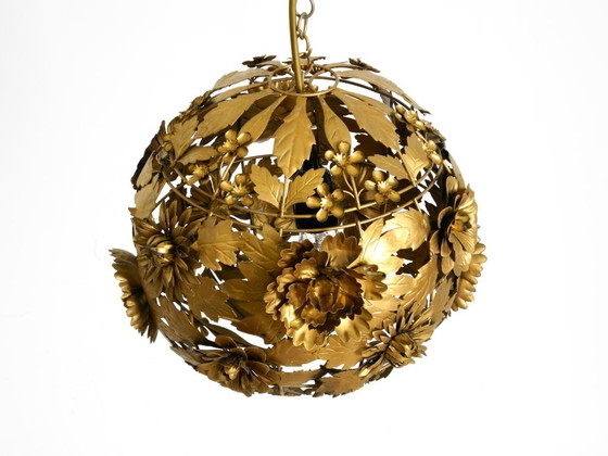 Preciosa y singular lámpara de techo esférica de metal con diseño floral, estilo Regencia de los años 70. (photo 6 of 20)