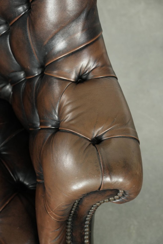 Image 1 of Grote bruine rundleren vintage chesterfield bureaustoel in hoogte verstelbaar en draaibaar op wieltjes met siernagels 