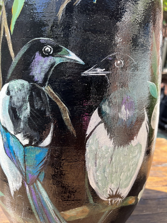 Image 1 of Handbemalte Vase 'Magpies'.