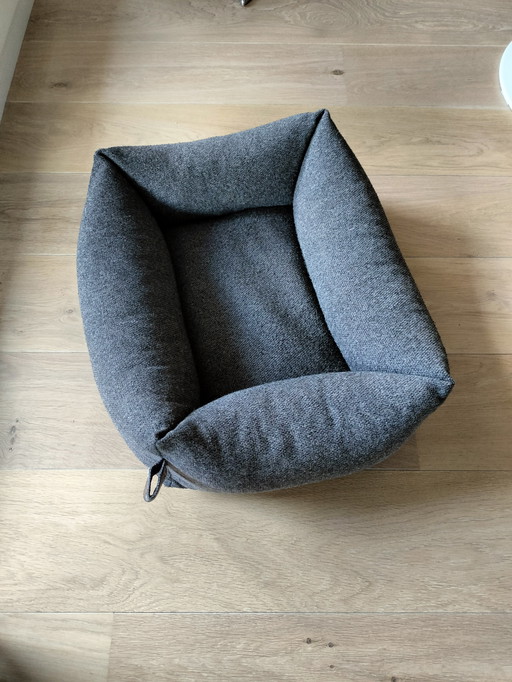 Neat and tidy dog ​​basket for small dogs.