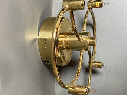 Stilvolle goldfarbene stimmungsvolle Lampe