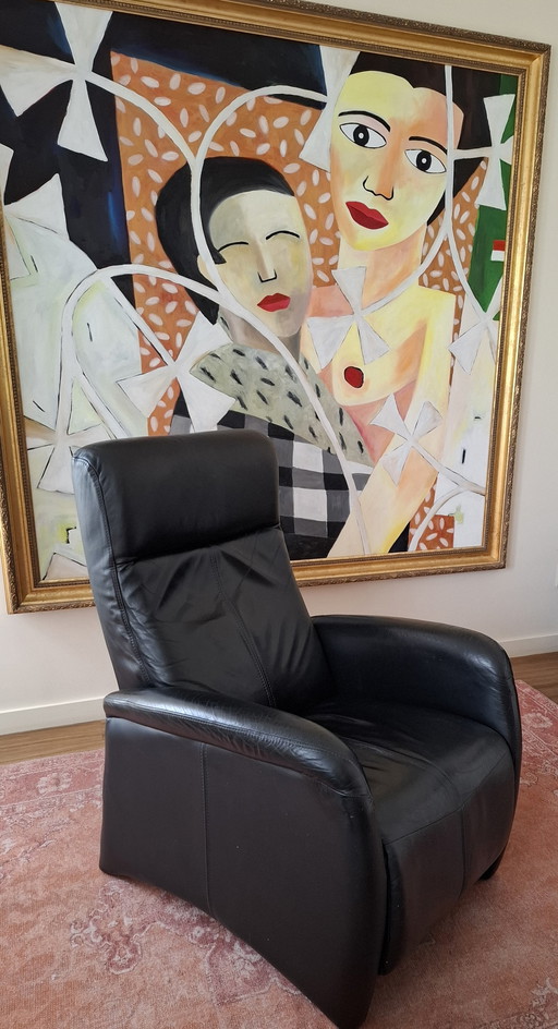 Sillón reclinable de cuero negro de gran presencia