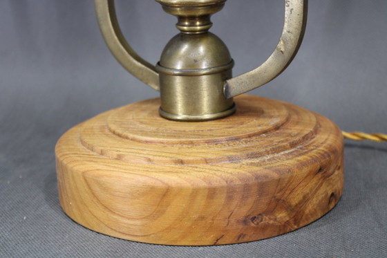 Image 1 of Lampe de table en laiton restaurée des années 1930 avec base en bois et abat-jour en verre