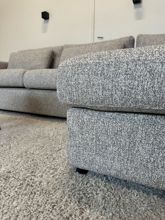 Image 1 of Sofá de muestra gris jaspeado en perfecto estado, 320x173 cm.