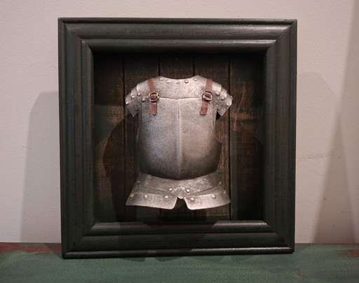 Oggetti da collezione: replica 3D di un'armatura medievale e 3 elmi storici in metallo in miniatura - decorazione da collezione.