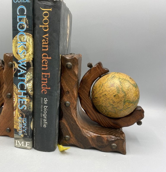 Image 1 of Vintage Globe Boekensteunen – Massief houten boekensteunen met draaiende wereldbollen – Bibliotheekdecoratie in mid-century stij