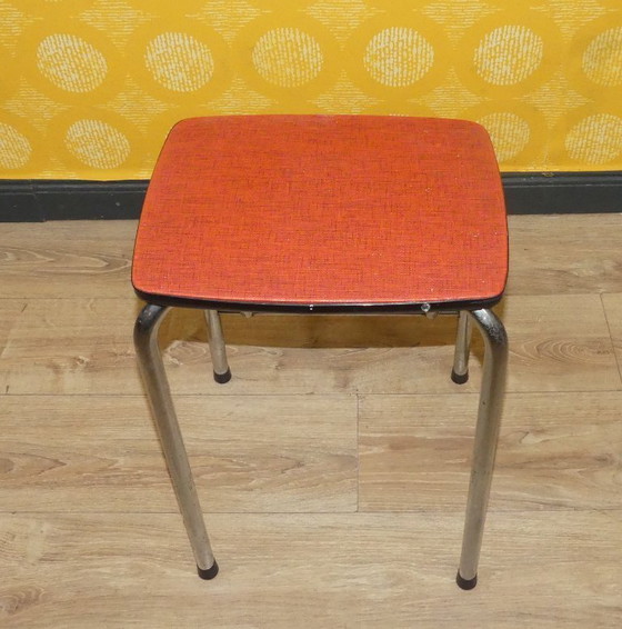 Image 1 of Vintage jaren 50 kruk Rood gevlekt opvouwbare trapladder Metaal en hout industriële retro ladderkruk