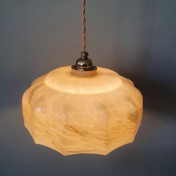 Image 1 of Grande lampada a sospensione vintage in vetro opalino in stile Art Déco.