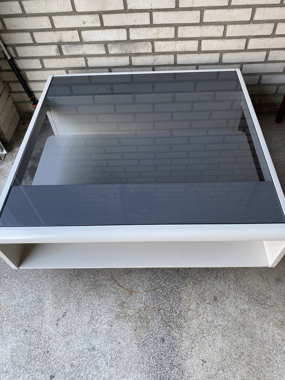 Image 1 of Table basse vintage en bois avec verre Midcentury