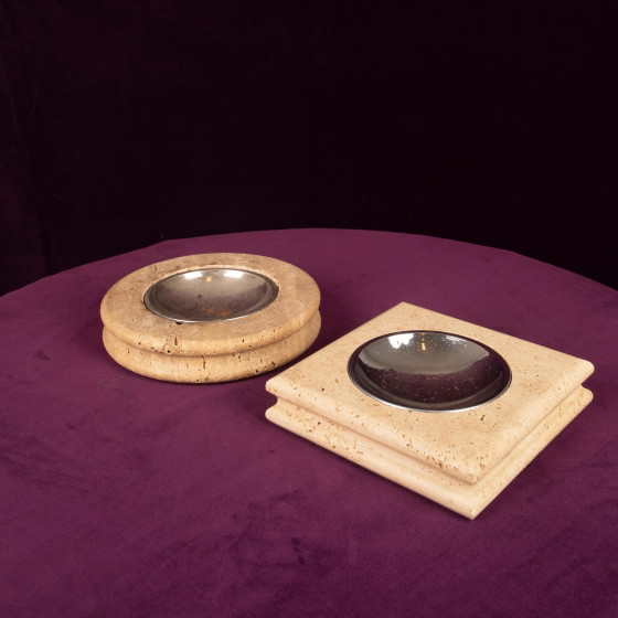 Pair of Italian Travertine Ashtrays / Vide-Poches, round and square 1970 – Table accessories, Metal (photo 10 of 20)