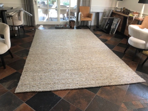 Alfombra marroquí grande de lana hecha a mano, prácticamente nueva (incluye base). – Perletta (photo 2 of 6)