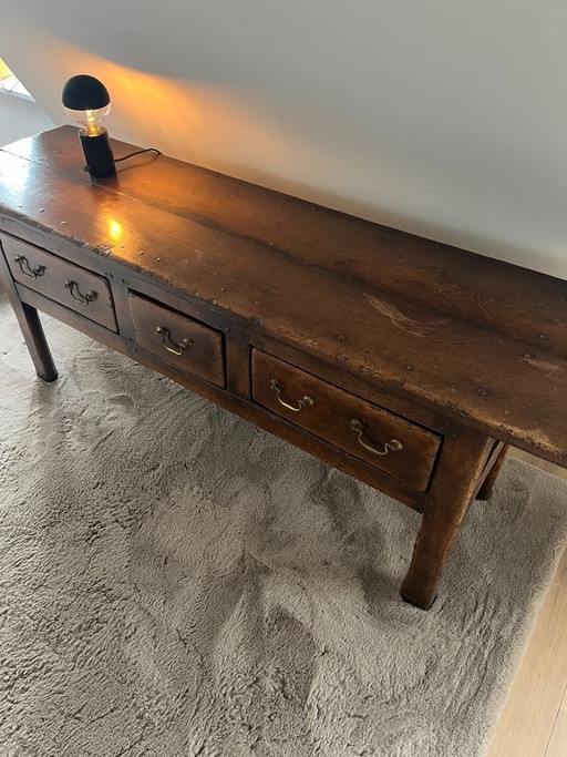 Englische antike Kommode mit 3 Schubladen aus dem 18. Jahrhundert (1750)