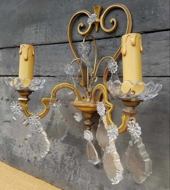 Image 1 of Paire d'appliques murales vintage françaises en laiton et cristal à deux bras