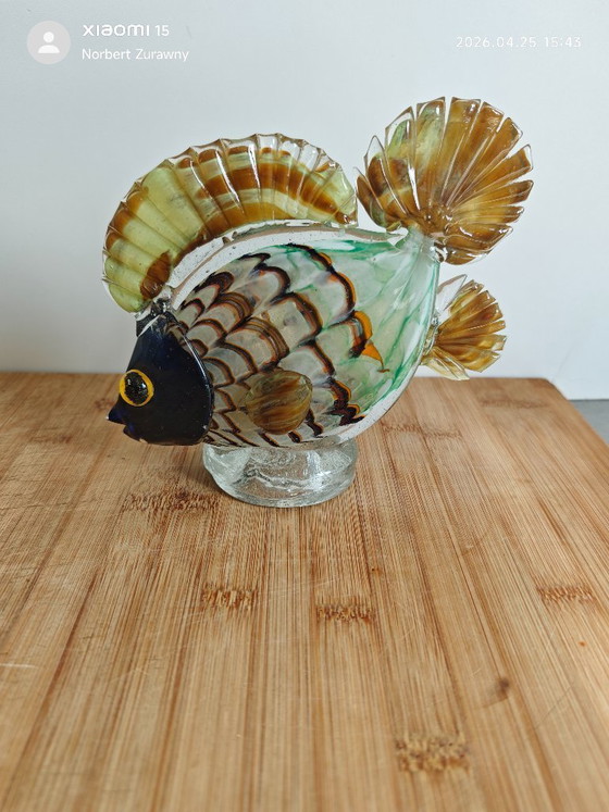Image 1 of Figurine de poisson vintage en verre soufflé à la bouche — Style Murano — Vert/Ambre avec des nageoires ridées remarquables