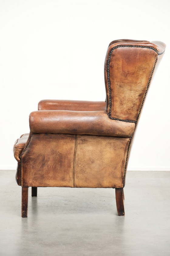 Ruime vintage schapenleren oorfauteuil in een diepe bruine kleur afgewerkt met siernagels – Leather (photo 5 of 17)
