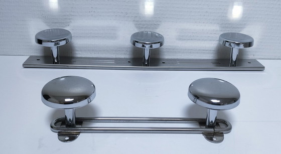 Image 1 of twee vintage verchroomde metalen jashaken