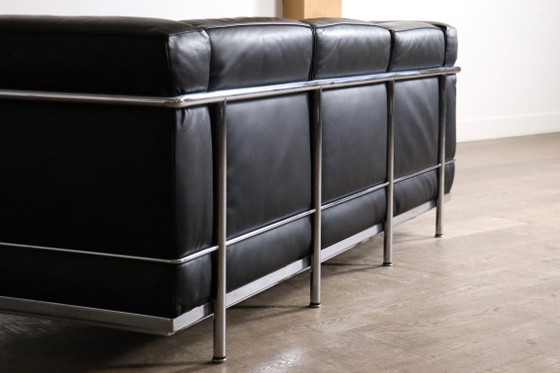 Divano tre posti Cassina LC2 di Charlotte Perriand e Le Corbusier, anni '80, Divani 3 posti, Pelle, Argentato (foto 12 di 16)