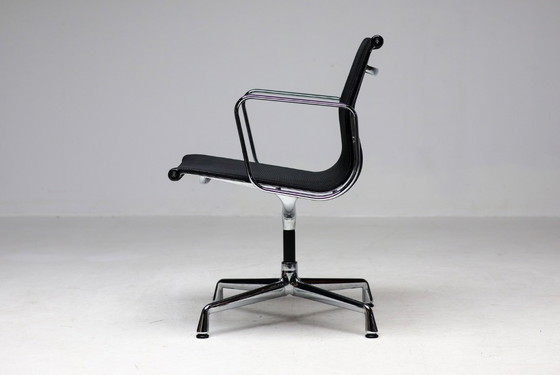 Image 1 of ENSEMBLE DE QUATRE CHAISES PIVOTANTES EMBLÉMATIQUES EA108 EAMES « ALUMINUM GROUP » DE VITRA, EN NOIR