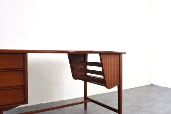 Image 1 of Mid Century Nierenförmiger dänischer Teak-Schreibtisch, 1960er Jahre.