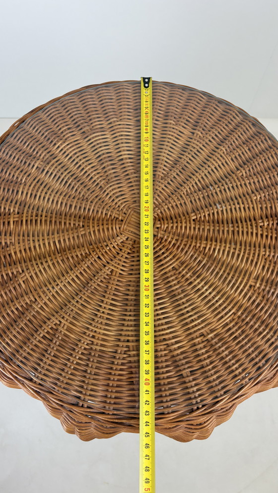 Image 1 of Table d'appoint en rotin avec nappe et draperie fantôme en osier