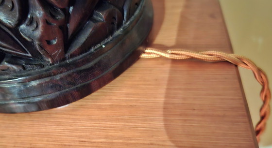 Image 1 of Handgesneden houten lampvoet met nieuwe lampenkap – karaktervol uniek stuk