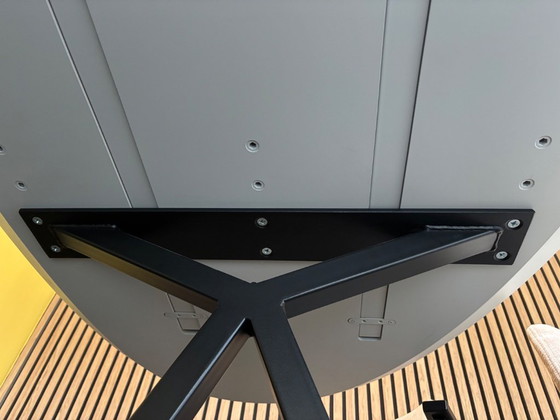 Image 1 of Studio Henk tafel Blob met beige Fenix blad 