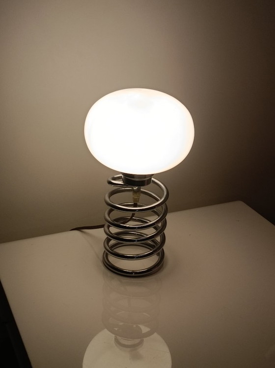 Lámpara de primavera diseñada por Ingo Maurer para Honsel, década de 1970. – Lámparas de mesa, Metal (photo 5 of 6)