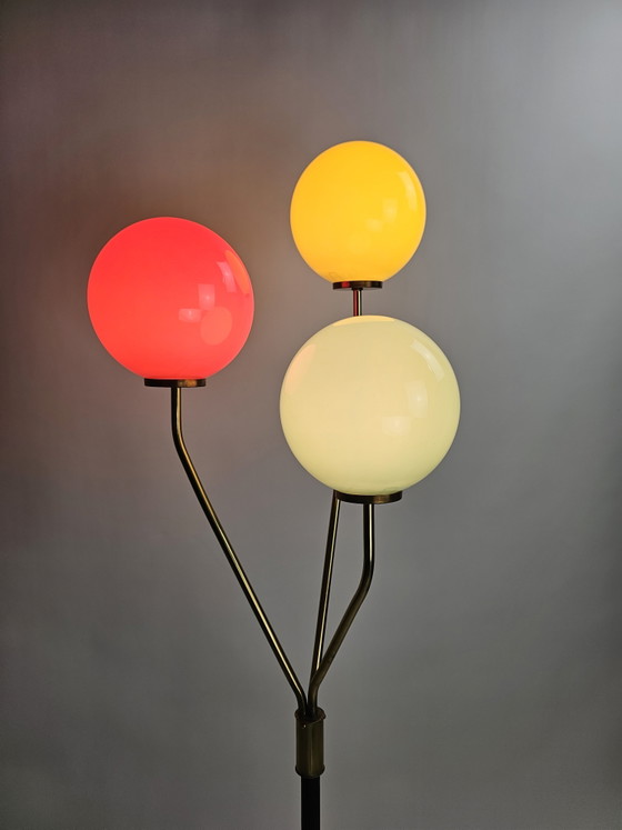 Image 1 of Lampadaire scandinave moderne avec trois abat-jour en verre opalin soufflé à la main, années 1950