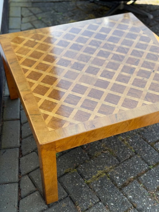 Image 1 of Tavolino quadrato in noce a intarsio italiano.