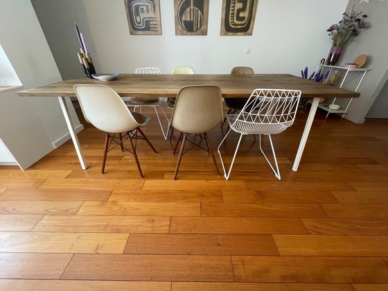 Image 1 of Prachtige grote eikenhouten eettafel met een wit stalen onderstel.