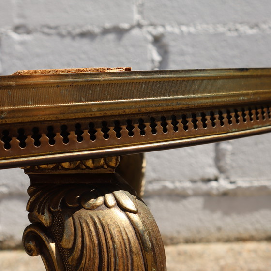 Image 1 of Table basse ovale française en marbre d'onyx et laiton - Table de salon - Table de cocktail - Style Louis XV- 70s