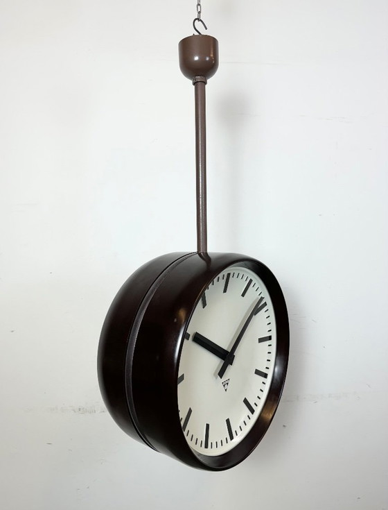 Image 1 of Grote industriële bakelieten dubbelzijdige fabrieksklok van Pragotron, jaren 50