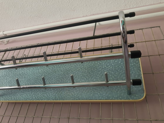 Prachtige 50's retro buisframe wandkapstok dubbele rij met hoedenrek, Bauhaus stijl blauw met chroom (photo 11 of 15)